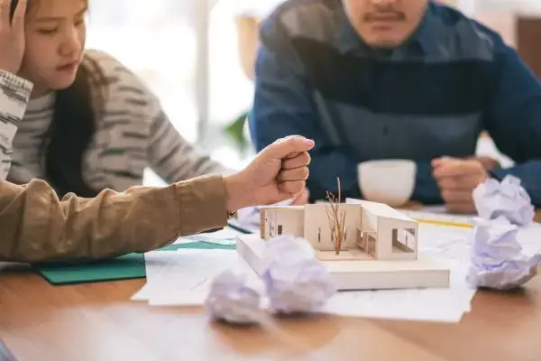 Profissionais discutindo sobre solução de problemas sobre maquete 