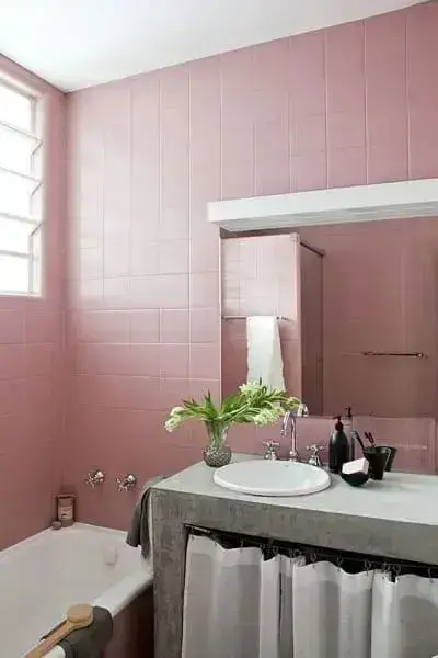 Tipos de tinta para parede: banheiro com azulejos pintados com tinta epóxi rosa (foto: Manual da Obra)