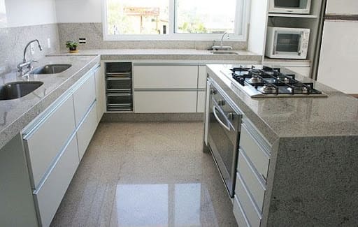 Cozinha de alvenaria com acabamento de granito (foto: Correta Aterrado)