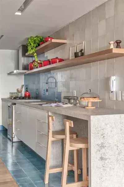 15. Balcão de cozinha de alvenaria com bancada e banqueta girafa (foto: Decoração de Casa)