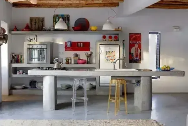 14. Balcão de cozinha de alvenaria com cadeira de acrílico (foto: Decoração de Casa)