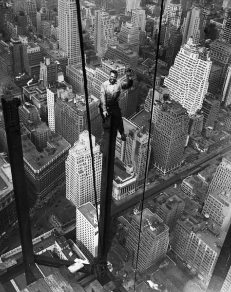 Empire State Building: trabalhador sorrindo sobre a viga (foto: Lewis W. Hine)