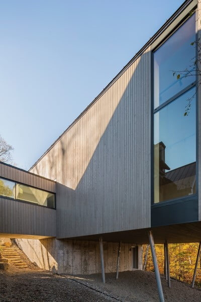 Casa suspensa de madeira em Quebec (projeto: MU Architecture)