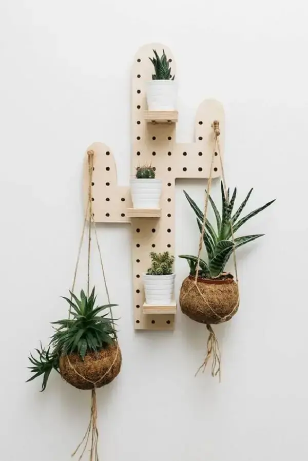 O painel pegboard em formato de cacto encanta a decoração do ambiente