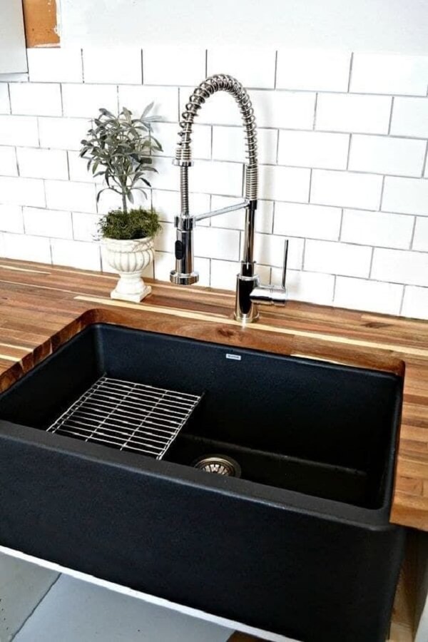 Farm sink com acabamento preto e torneira gourmet