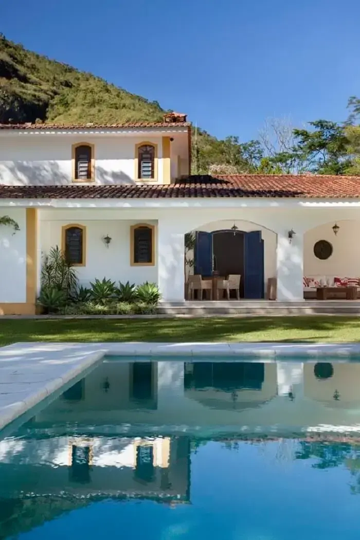 Casa colonial: a telha colonial de cerâmica se destaca no telhado do imóvel. Fonte: Casa Vogue