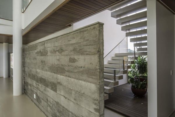 Escada em U de concreto com guarda-corpo de vidro (foto: Barillari Arquitetura)