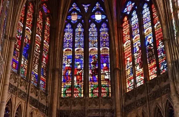 Vitrais: Catedral de Saint Etienne, na França (foto: Embarque na Viagem)