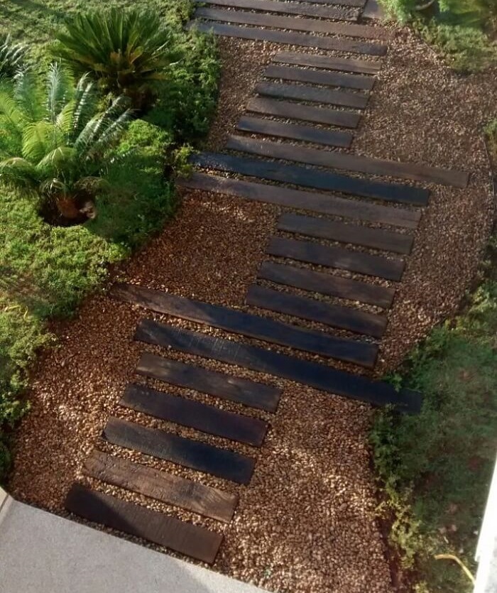 Pisante para jardim feito com madeira e pedras. Projeto de Interarte Arquitetura