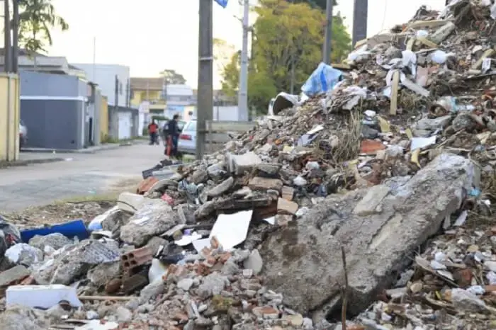 A fiscalização da população pode evitar o descarte de entulho de obras nas vias. Foto: Franklin de Freitas