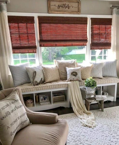 Bay Window com persiana vermelha e almofadas (foto: paintedpinkpeonyco)