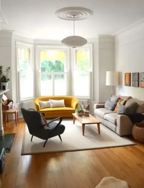 Bay Window com sofá amarelo arredondado (foto: Casa e Construção)