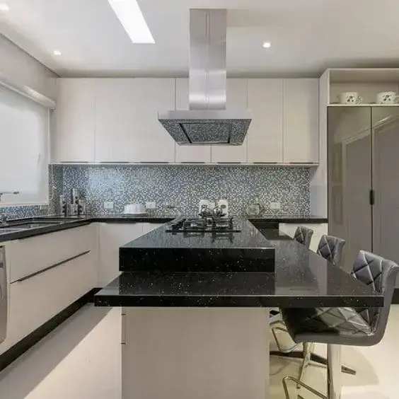 Granito Preto São Gabriel em bancada de cozinha (foto: Homify)