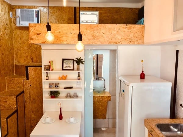 Mini casa com cama suspensa e geladeira (foto: TripAdvisor)