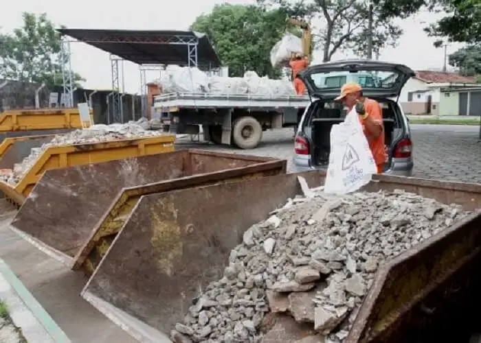 O uso de caçamba é muito comum entre aqueles que desejam realizar o descarte de entulho. Foto: Cristina Reis