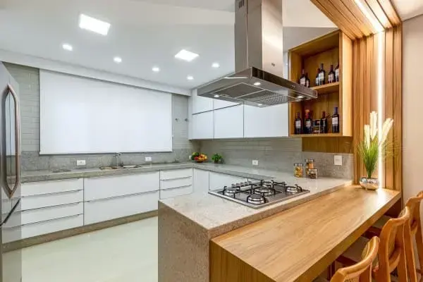 Perfil de LED em ripado de madeira na cozinha traz charme (Projeto: Karina Marques Arquitetura/ Foto: RP Guimarães)