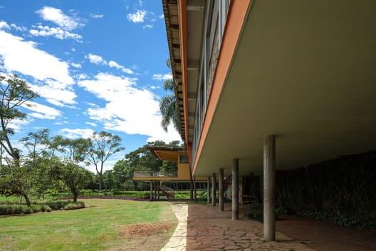 Rino Levi: Casa Olivo Gomes - pilotis (foto: ArchDaily Brasil)