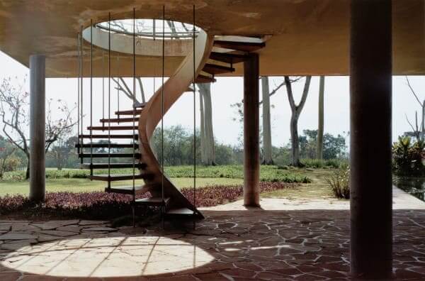 Rino Levi: Casa Olivo Gomes - escada helicoidal (foto: Archdaily)