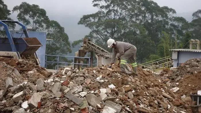 É fundamental encontrar um empresa que seja licenciada na hora de descartar de entulho. Foto: Abrecon