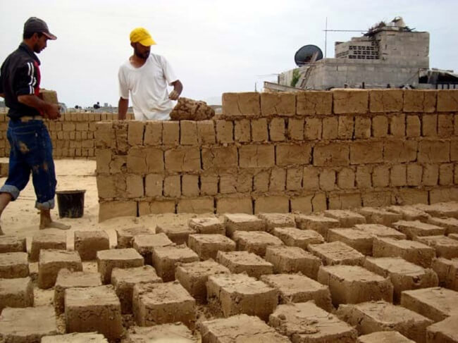 Casa de adobe: a terra ideal para fabricar o adobe tem que ter de 15% a 30% de argila para poder dar uma boa liga. Fonte: Earth Architecture