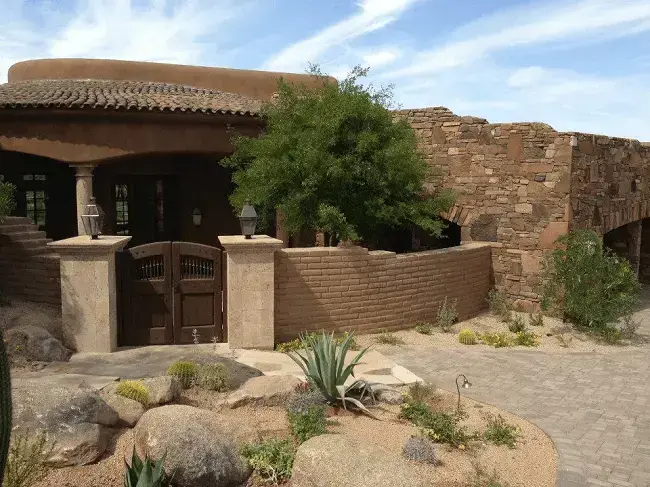 Casa de adobe: a técnica minimiza a geração de resíduos durante a construção. Fonte: The San Tan Adobe Company