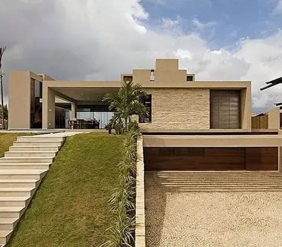 Casa térrea com garagem subterrânea e fachada de cor neutra (foto: Marcelo Pereira Arquitetura)