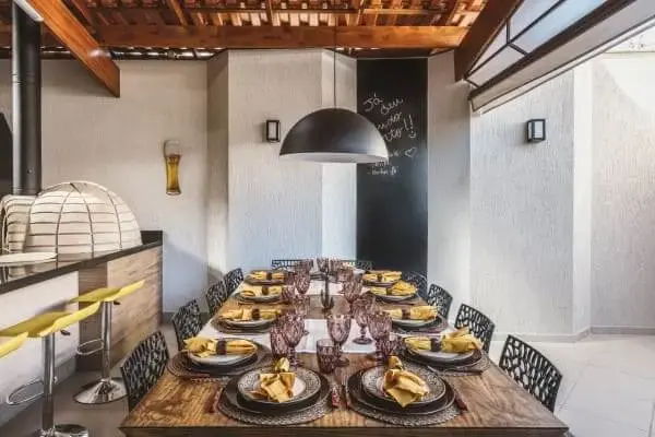 Mesa de jantar de madeira de demolição (foto: MAV Arquitetura)