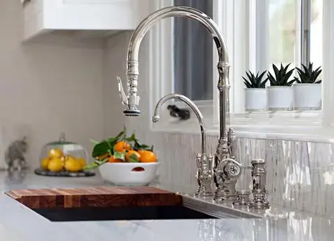 Torneiras diferentes: torneira de mesa prateada com estética ornamentada (foto: Rustic Sinks)