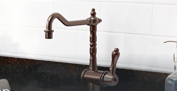 Torneiras diferentes: torneira de tom cobre com bica curva (foto: Faucet Warehouse)