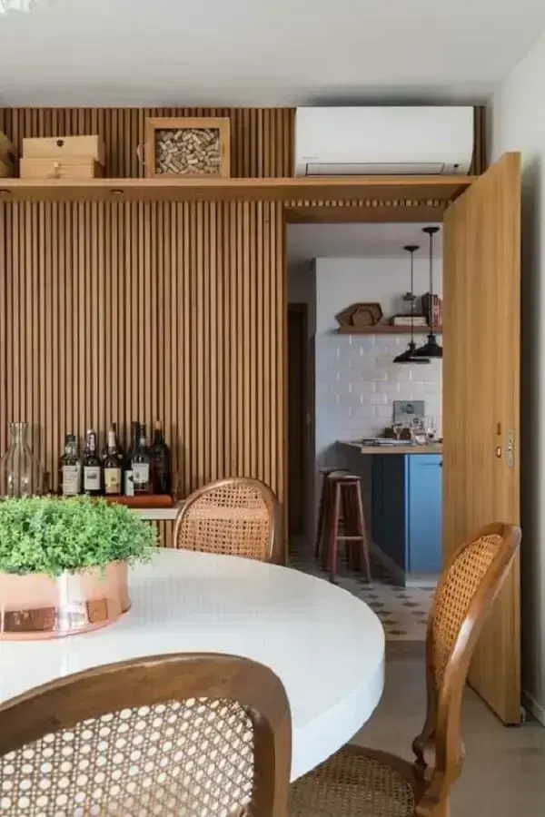 A porta ripada na sala de jantar traz uma unidade visual. Fonte: Decor Fácil