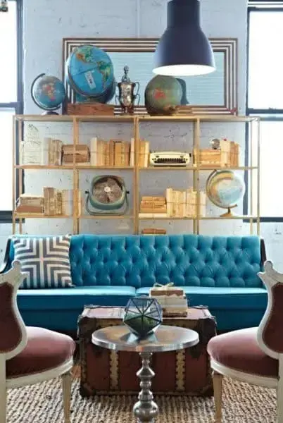 Estilo vitoriano em sala de estar com sofá capitonê azul (foto: Decor Fácil)