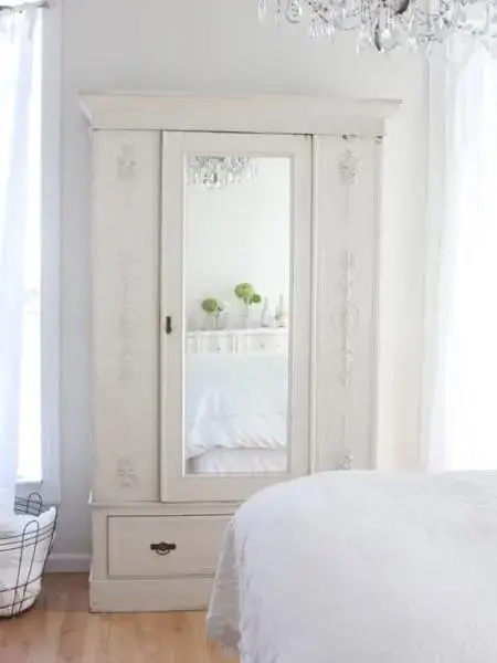 Estilo vitoriano: guarda-roupa branco com espelho e lustre (foto: Decor Fácil)