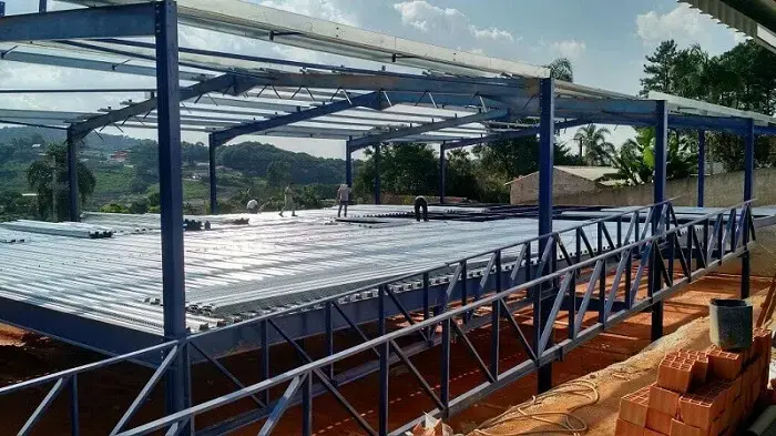 Existem muitas vantagens para a construção de uma laje em steel deck. Fonte: Aço Vertical