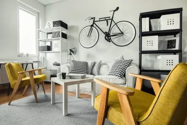 Programa de necessidades: sala de estar com bicicleta na decoração (foto: Brasil Storage)