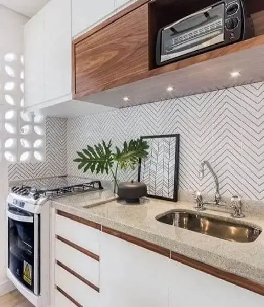 Granito branco Siena em pia de cozinha e torneira com misturador (foto: Casa e Construção)