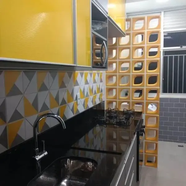 Tijolo vazado em divisória entre cozinha e área de serviço (foto: Trocando Ideias)