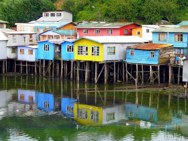 A casa de palafita pode ser encontrada em diferentes partes do mundo. Fonte: Idealista