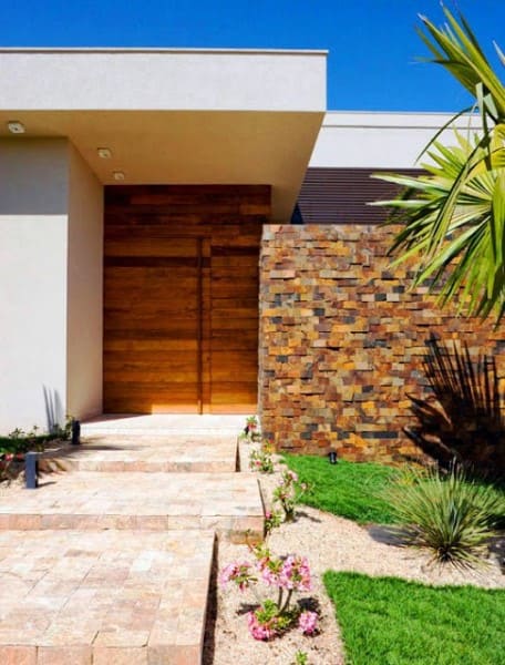 Revestimento com pedra natural: pedra ferro em fachada (foto: Decor Pedras)