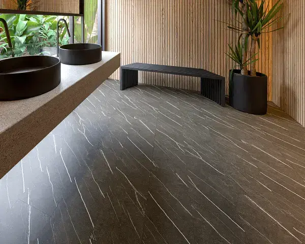 Ambiente com piso laminado que imita pedra natural - coleção Portoro, da Durafloor