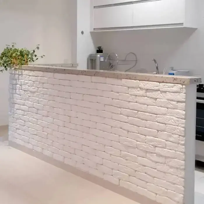 Bancada decorada com tijolo de gesso. Fonte: De Coração 115