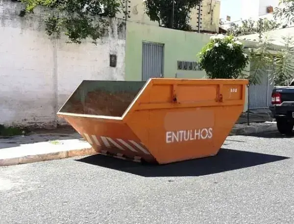 Caçamba de entulho na rua foto Ascom SDU Leste - Prefeitura de Teresina