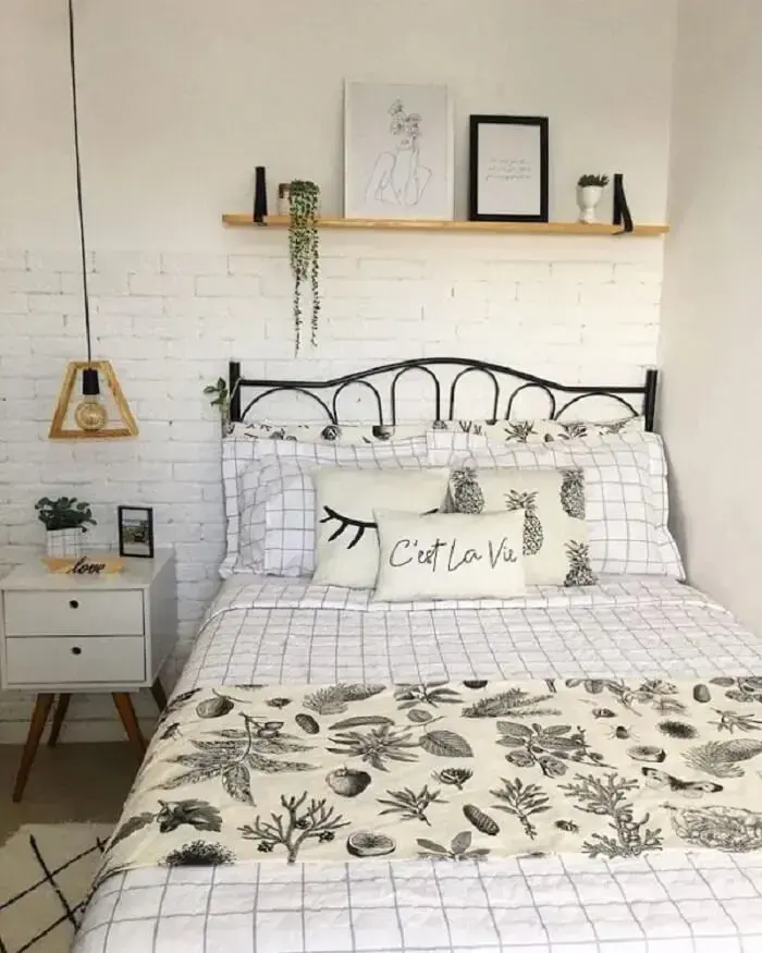 Quarto decorado com tijolo de gesso. Fonte: Érica Novaes