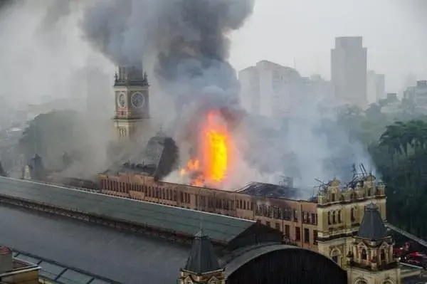 Incêndio no Museu da Língua Portuguesa, em 2015 foto GZH