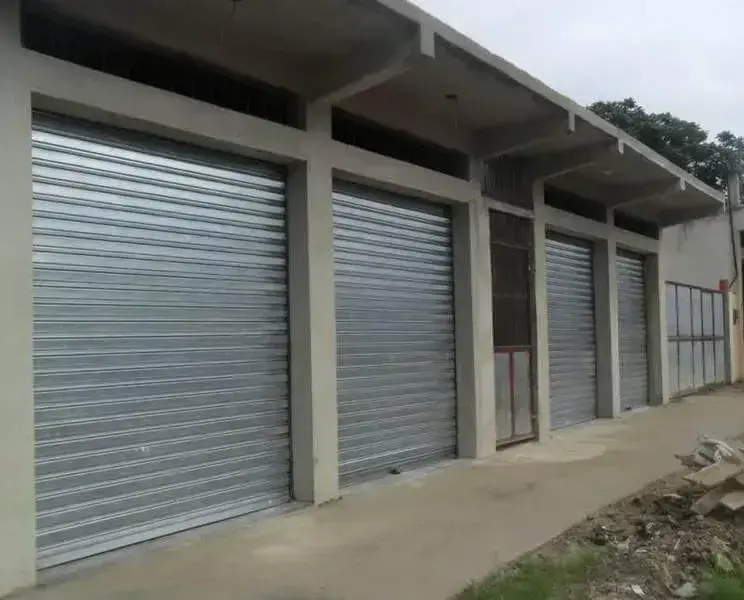 Espaço comercial com porta de enrolar manual