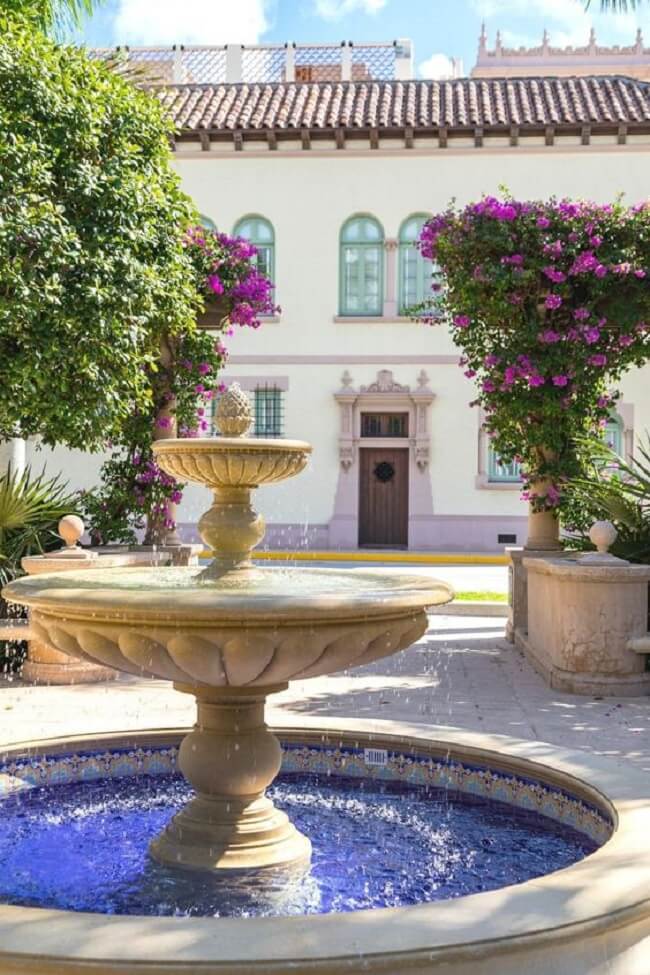 O chafariz para jardim externo completa a decoração da paisagem