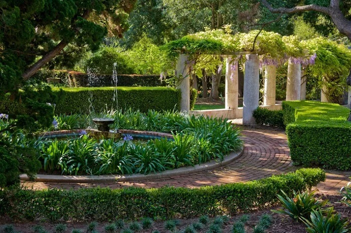 O chafariz para jardim tem a função de ornamentar áreas externas