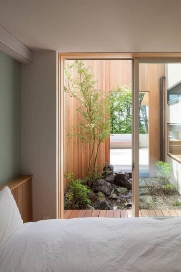 Quarto com porta de vidro e jardim de inverno simples