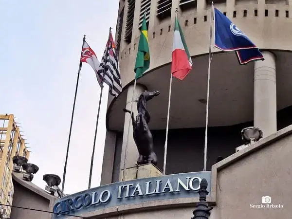 Edifício Itália escultura de cavalo na fachada do artista Pericle Fazzini foto Sérgio Brisola