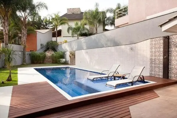 Piscina de concreto e espreguiçadeiras foto Martinhão Neves Arquitetos