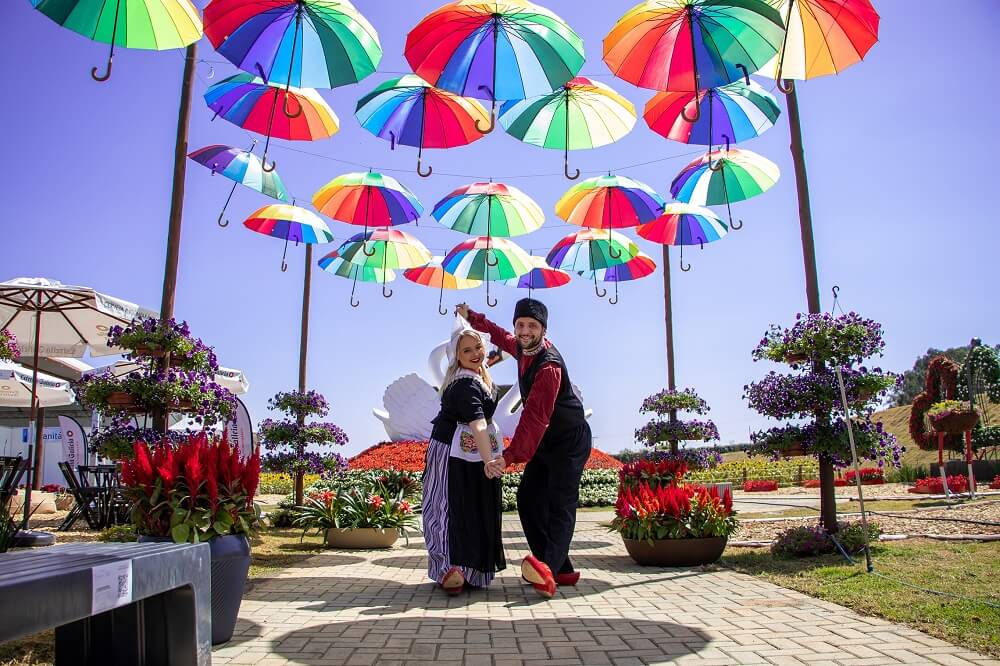 Magic Garden Holambra: a passarela de 60 metros de comprimento é sombreada por 250 guarda-chuvas coloridos